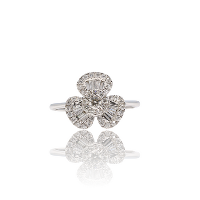 “CLOVER” 18KT WHITE GOLD AND DIAMOND RING