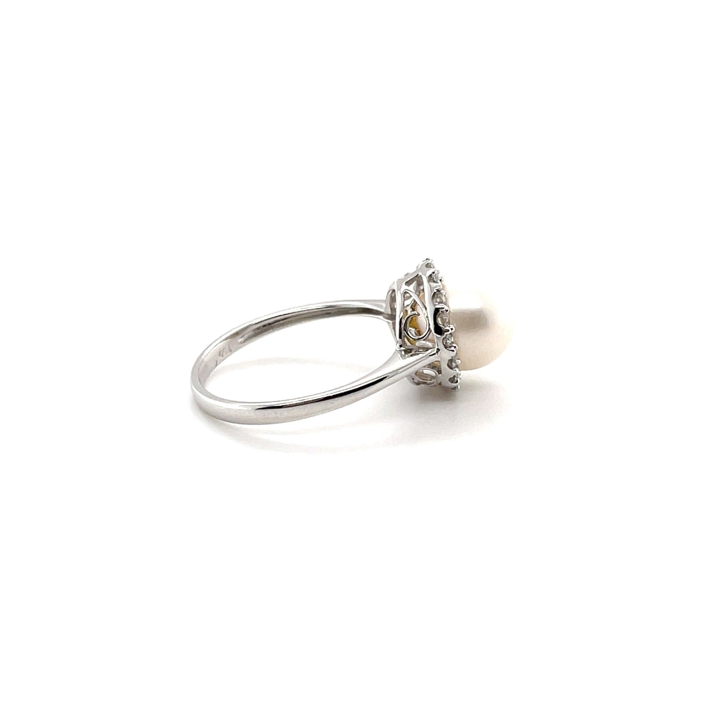 18CT WHITE GOLD PEARL AND DIAMOND RING