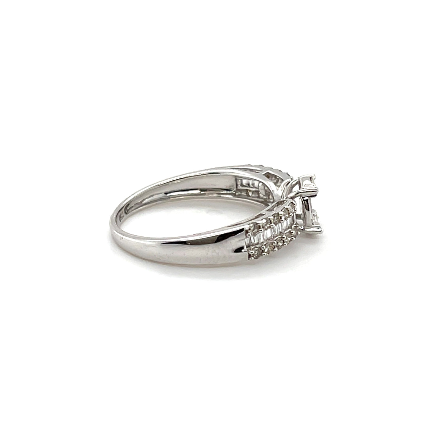 18CT WHITE GOLD DIAMOND RING