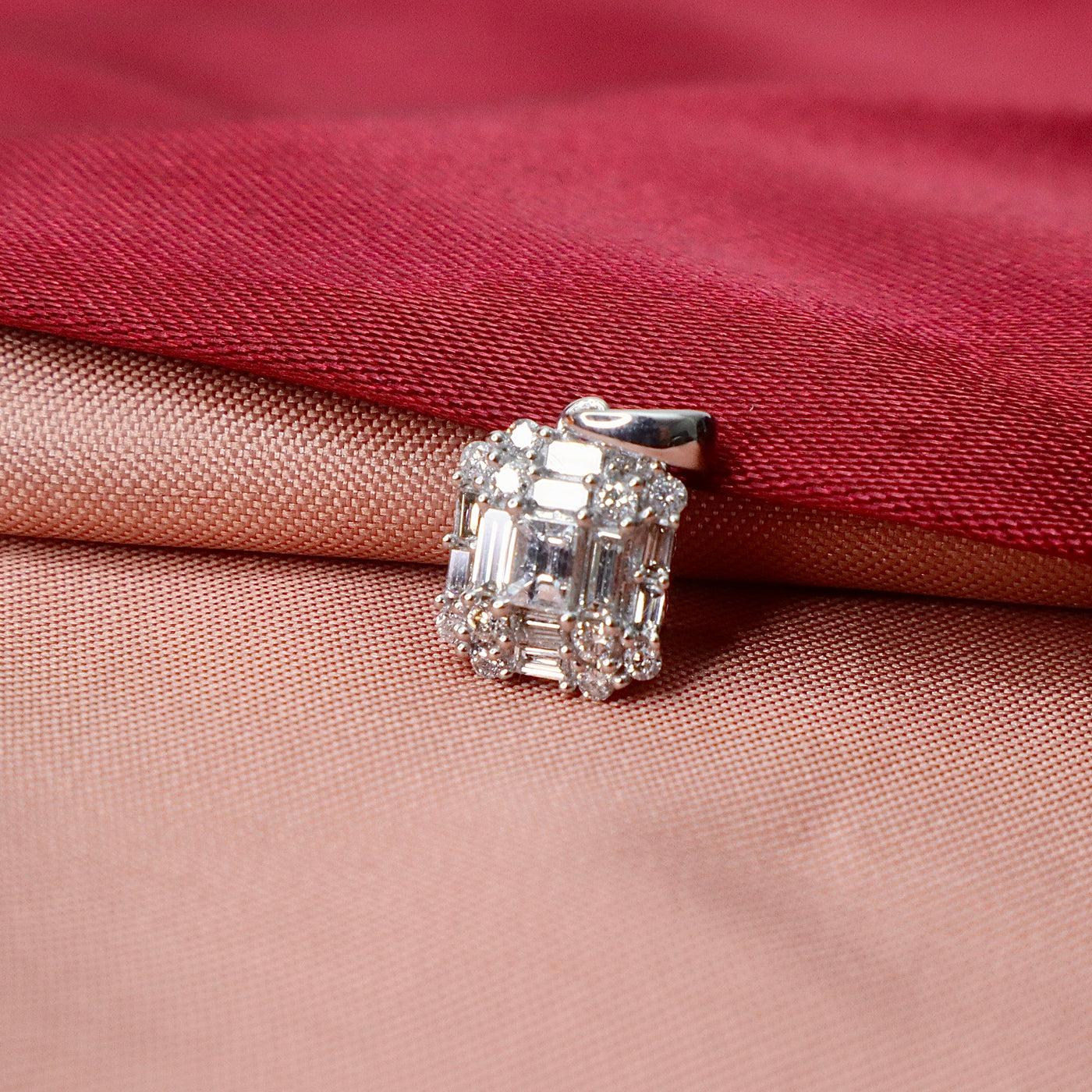 18CT WHITE GOLD DIAMOND PENDANT AND NECKLACE